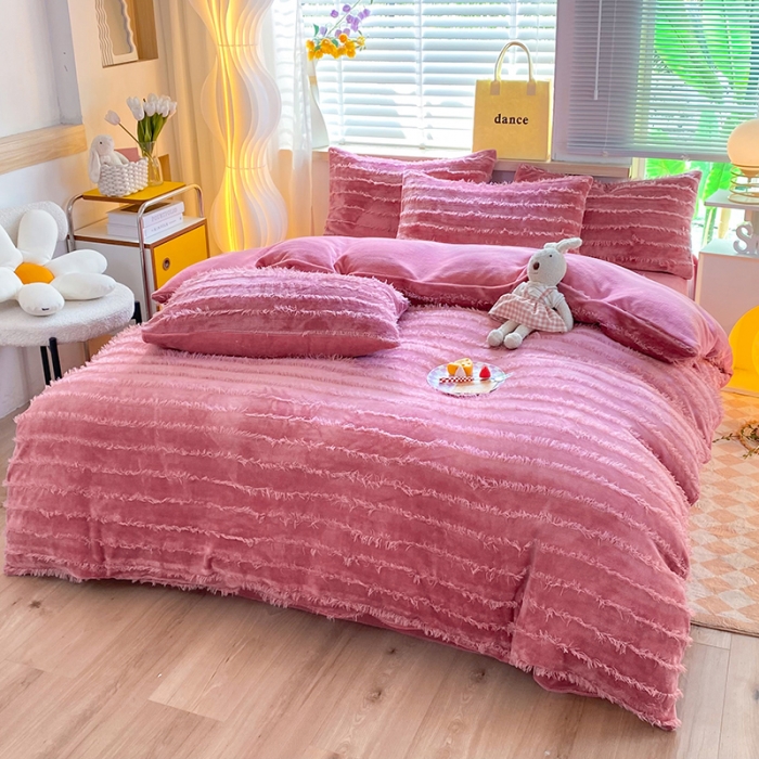 91家纺网 家纺一手货源 找家纺 欧冠 2023秋冬新款牛奶绒提花简约款牛奶绒四件套 豆沙色