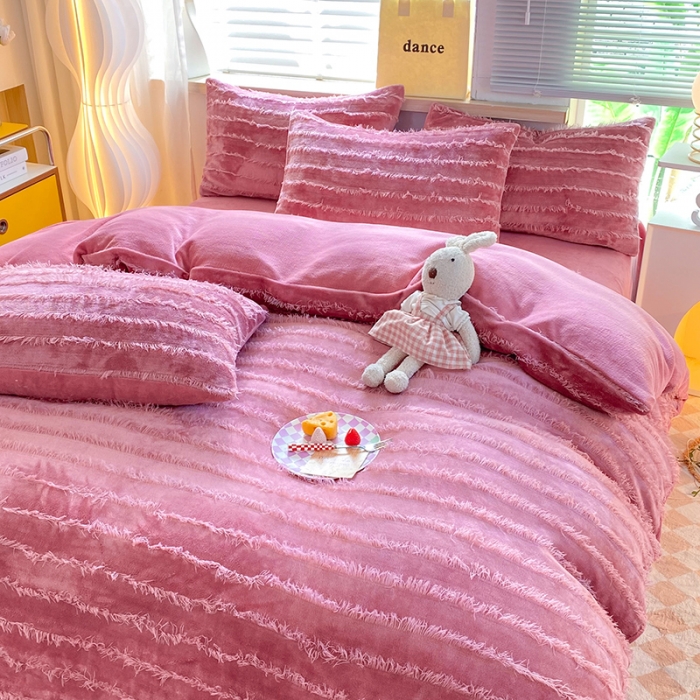 91家纺网 家纺一手货源 找家纺 欧冠 2023秋冬新款牛奶绒提花简约款牛奶绒四件套 豆沙色