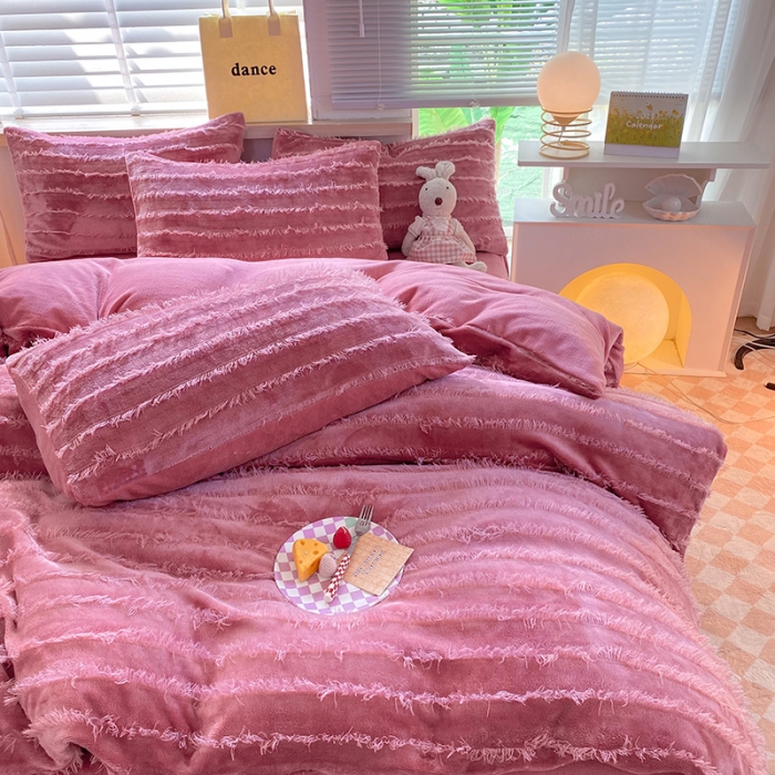 91家纺网 家纺一手货源 找家纺 欧冠 2023秋冬新款牛奶绒提花简约款牛奶绒四件套 豆沙色