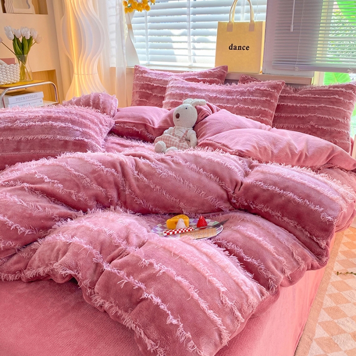 91家纺网 家纺一手货源 找家纺 欧冠 2023秋冬新款牛奶绒提花简约款牛奶绒四件套 豆沙色