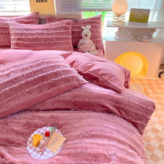 91家纺网 家纺一手货源 找家纺 欧冠 2023秋冬新款牛奶绒提花简约款牛奶绒四件套 豆沙色