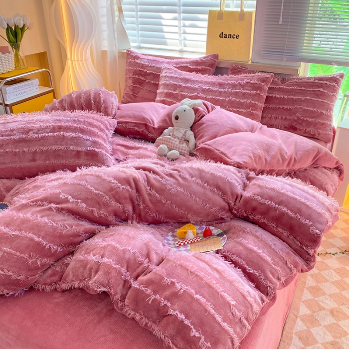 91家纺网 家纺一手货源 找家纺 欧冠 2023秋冬新款牛奶绒提花简约款牛奶绒四件套 豆沙色