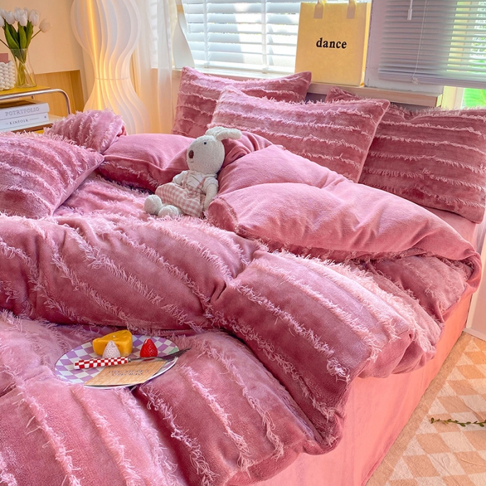 91家纺网 家纺一手货源 找家纺 欧冠 2023秋冬新款牛奶绒提花简约款牛奶绒四件套 豆沙色