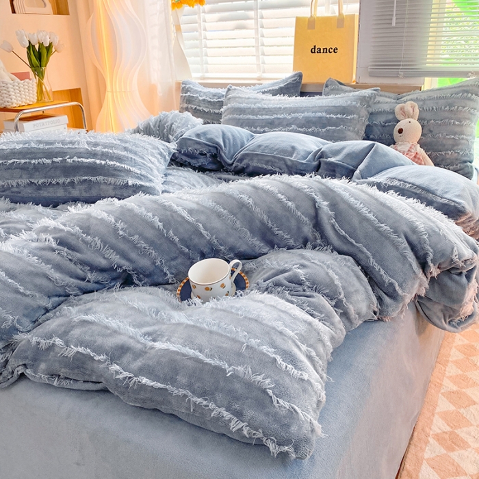 91家纺网 家纺一手货源 找家纺 欧冠 2023秋冬新款牛奶绒提花简约款牛奶绒四件套 莫兰迪灰