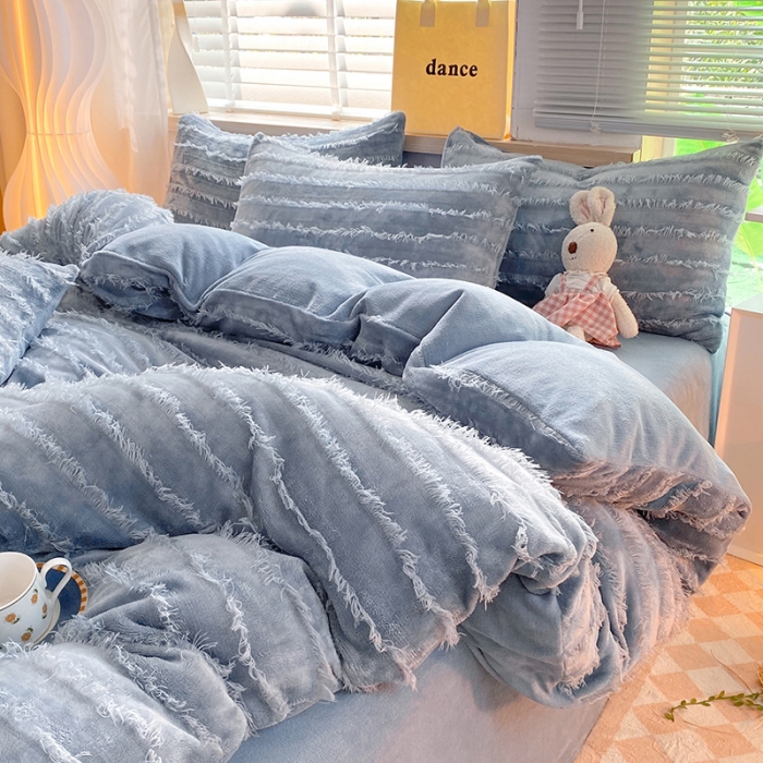 91家纺网 家纺一手货源 找家纺 欧冠 2023秋冬新款牛奶绒提花简约款牛奶绒四件套 莫兰迪灰