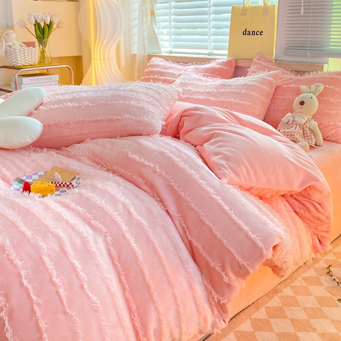 91家纺网 家纺一手货源 找家纺 欧冠 2023秋冬新款牛奶绒提花简约款牛奶绒四件套 清晨粉