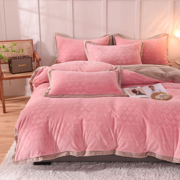 91家纺网 家纺一手货源 找家纺 （总）欧冠 2023秋冬新款唯爱雕花A版260克牛奶绒四件套-实拍款