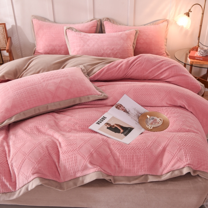 91家纺网 家纺一手货源 找家纺 （总）欧冠 2023秋冬新款唯爱雕花A版260克牛奶绒四件套-实拍款