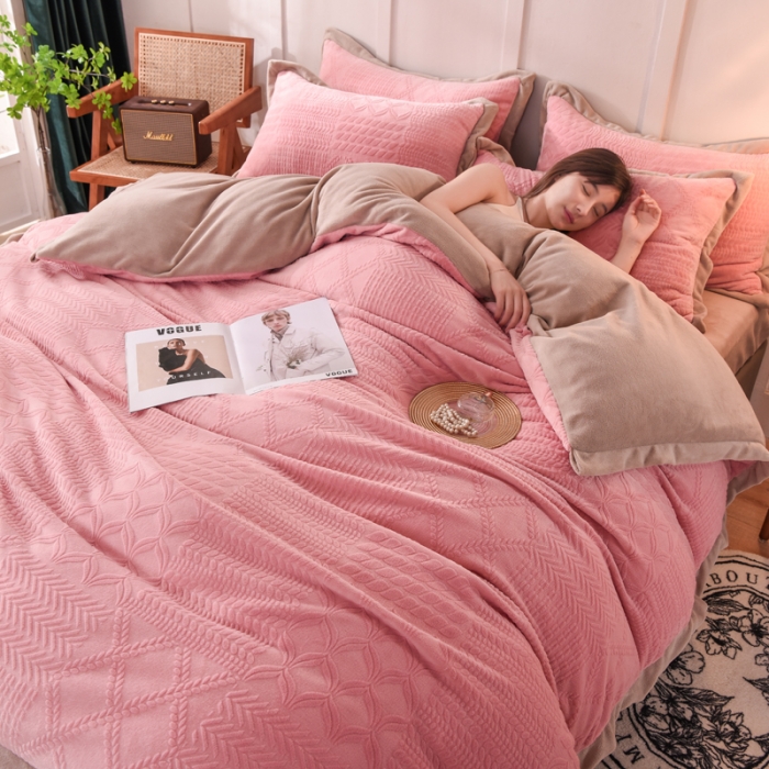 91家纺网 家纺一手货源 找家纺 （总）欧冠 2023秋冬新款唯爱雕花A版260克牛奶绒四件套-实拍款