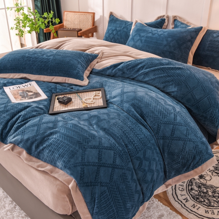 91家纺网 家纺一手货源 找家纺 欧冠 2023秋冬新款唯爱雕花A版260克牛奶绒四件套-实拍款 唯爱-宝蓝