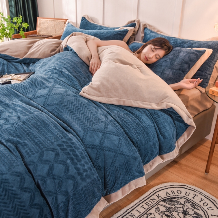 91家纺网 家纺一手货源 找家纺 欧冠 2023秋冬新款唯爱雕花A版260克牛奶绒四件套-实拍款 唯爱-宝蓝