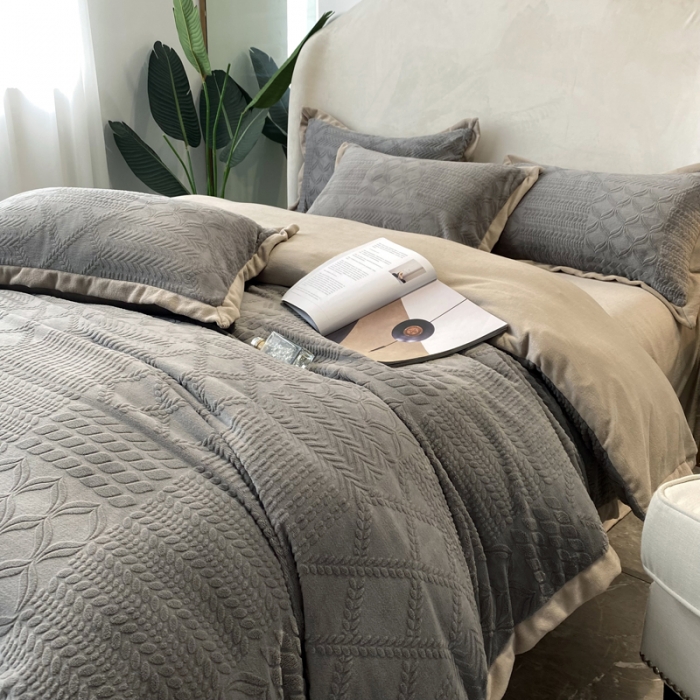 91家纺网 家纺一手货源 找家纺 欧冠 2023秋冬新款唯爱雕花A版260克牛奶绒四件套-实拍款 唯爱-高级灰