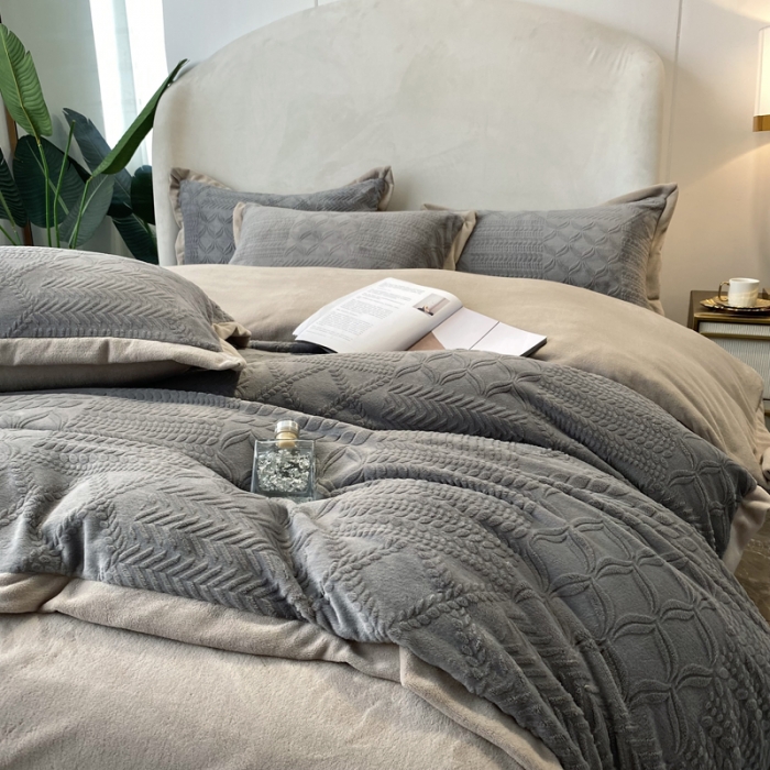 91家纺网 家纺一手货源 找家纺 欧冠 2023秋冬新款唯爱雕花A版260克牛奶绒四件套-实拍款 唯爱-高级灰