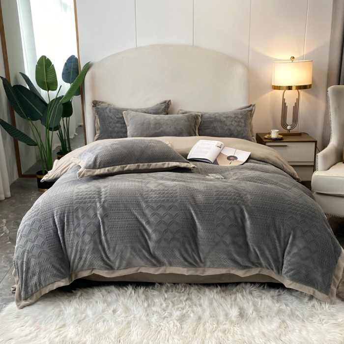 91家纺网 家纺一手货源 找家纺 欧冠 2023秋冬新款唯爱雕花A版260克牛奶绒四件套-实拍款 唯爱-高级灰