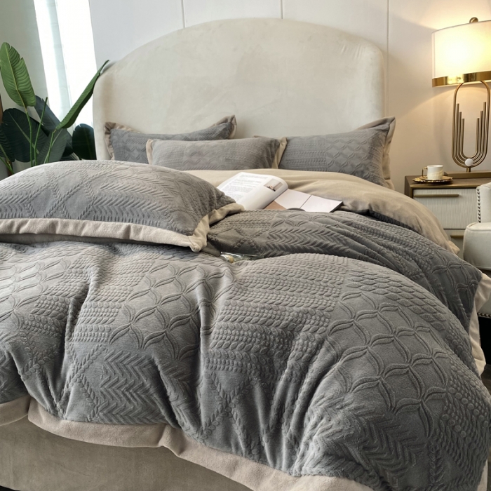 91家纺网 家纺一手货源 找家纺 欧冠 2023秋冬新款唯爱雕花A版260克牛奶绒四件套-实拍款 唯爱-高级灰