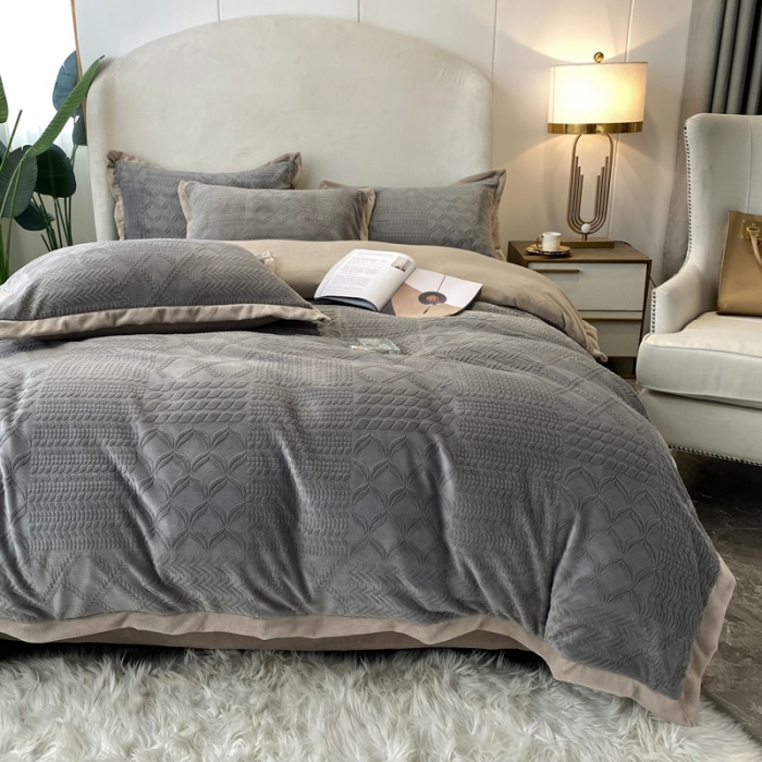 91家纺网 家纺一手货源 找家纺 欧冠 2023秋冬新款唯爱雕花A版260克牛奶绒四件套-实拍款 唯爱-高级灰