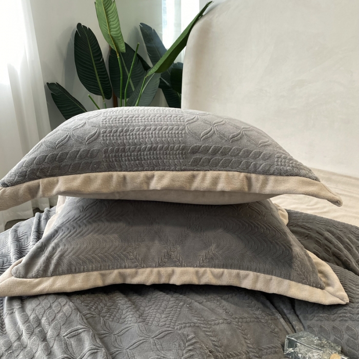 91家纺网 家纺一手货源 找家纺 欧冠 2023秋冬新款唯爱雕花A版260克牛奶绒四件套-实拍款 唯爱-高级灰