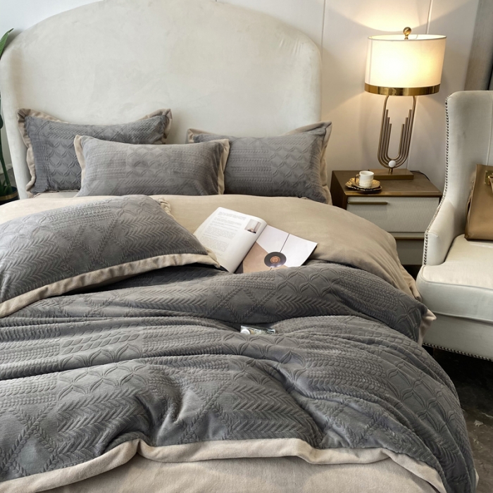 91家纺网 家纺一手货源 找家纺 欧冠 2023秋冬新款唯爱雕花A版260克牛奶绒四件套-实拍款 唯爱-高级灰