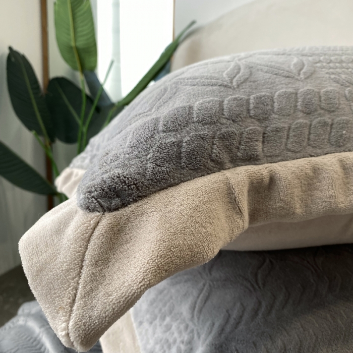 91家纺网 家纺一手货源 找家纺 欧冠 2023秋冬新款唯爱雕花A版260克牛奶绒四件套-实拍款 唯爱-高级灰