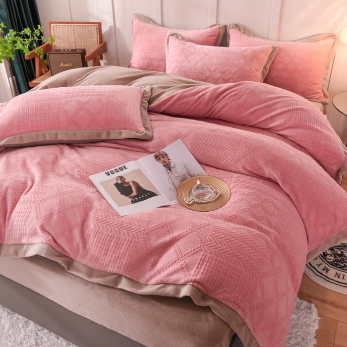 91家纺网 家纺一手货源 找家纺 欧冠 2023秋冬新款唯爱雕花A版260克牛奶绒四件套-实拍款 唯爱-深粉