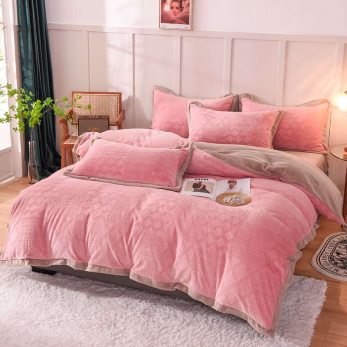 91家纺网 家纺一手货源 找家纺 欧冠 2023秋冬新款唯爱雕花A版260克牛奶绒四件套-实拍款 唯爱-深粉