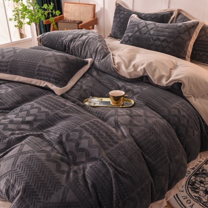 91家纺网 家纺一手货源 找家纺 欧冠 2023秋冬新款唯爱雕花A版260克牛奶绒四件套-实拍款 唯爱-深灰