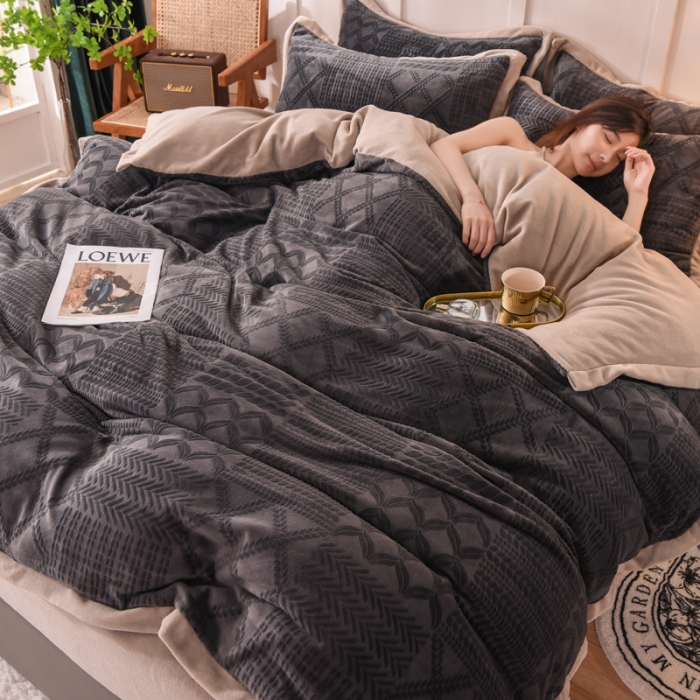 91家纺网 家纺一手货源 找家纺 欧冠 2023秋冬新款唯爱雕花A版260克牛奶绒四件套-实拍款 唯爱-深灰