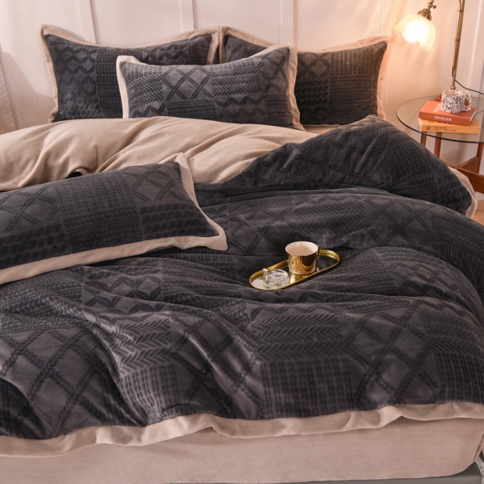 91家纺网 家纺一手货源 找家纺 欧冠 2023秋冬新款唯爱雕花A版260克牛奶绒四件套-实拍款 唯爱-深灰