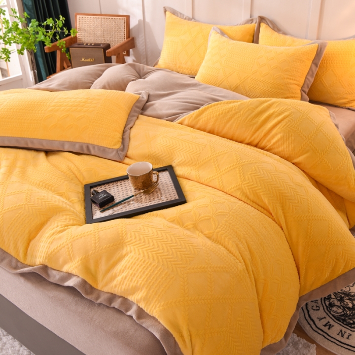 91家纺网 家纺一手货源 找家纺 欧冠 2023秋冬新款唯爱雕花A版260克牛奶绒四件套-相机款 唯爱-亮黄