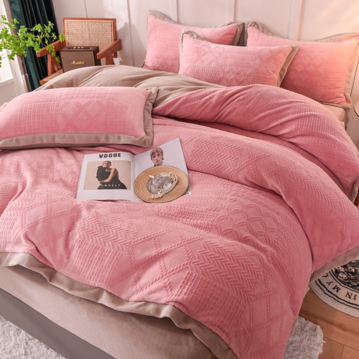 91家纺网 家纺一手货源 找家纺 欧冠 2023秋冬新款唯爱雕花A版260克牛奶绒四件套-相机款 唯爱-深粉