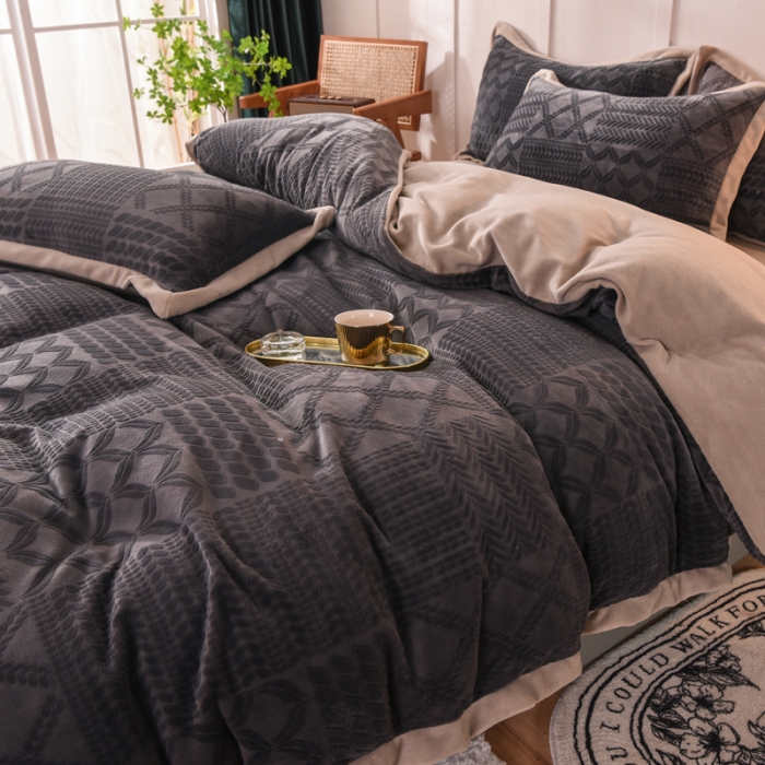 91家纺网 家纺一手货源 找家纺 欧冠 2023秋冬新款唯爱雕花A版260克牛奶绒四件套-相机款 唯爱-深灰