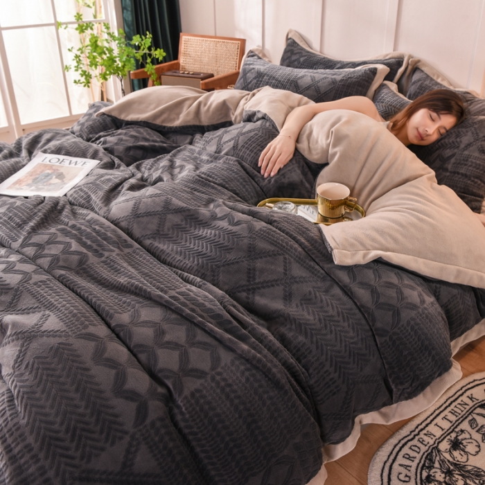 91家纺网 家纺一手货源 找家纺 欧冠 2023秋冬新款唯爱雕花A版260克牛奶绒四件套-相机款 唯爱-深灰