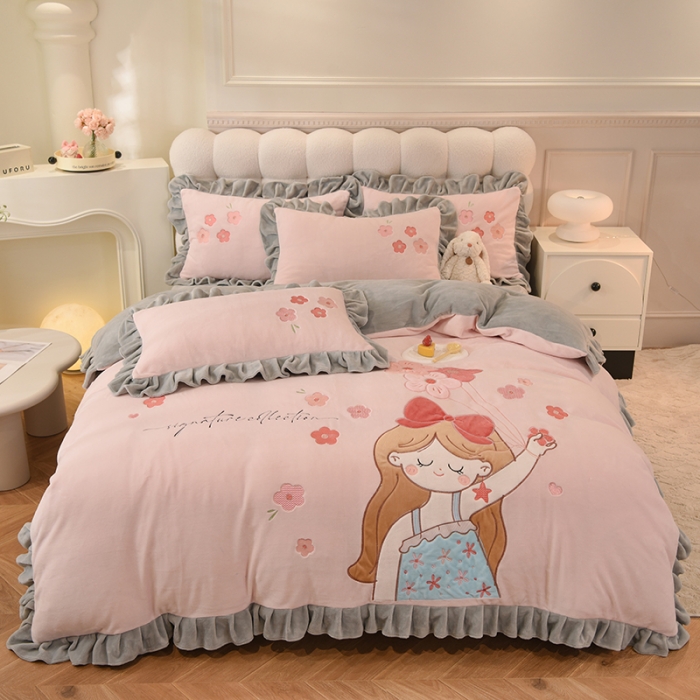 91家纺网 家纺一手货源 找家纺 欧冠 2023新款高档贴布绣甜心公主牛奶绒四件套 甜心公主-粉灰