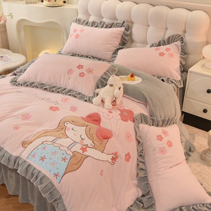 91家纺网 家纺一手货源 找家纺 欧冠 2023新款高档贴布绣甜心公主牛奶绒四件套 甜心公主-粉灰