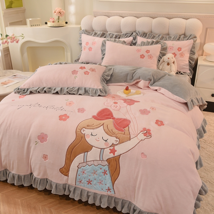 91家纺网 家纺一手货源 找家纺 欧冠 2023新款高档贴布绣甜心公主牛奶绒四件套 甜心公主-粉灰