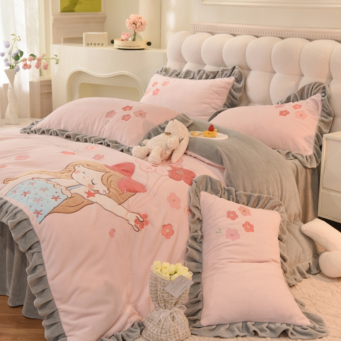 91家纺网 家纺一手货源 找家纺 欧冠 2023新款高档贴布绣甜心公主牛奶绒四件套 甜心公主-粉灰