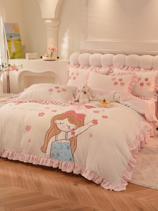 91家纺网 家纺一手货源 找家纺 欧冠 2023新款高档贴布绣甜心公主牛奶绒四件套 甜心公主-粉白