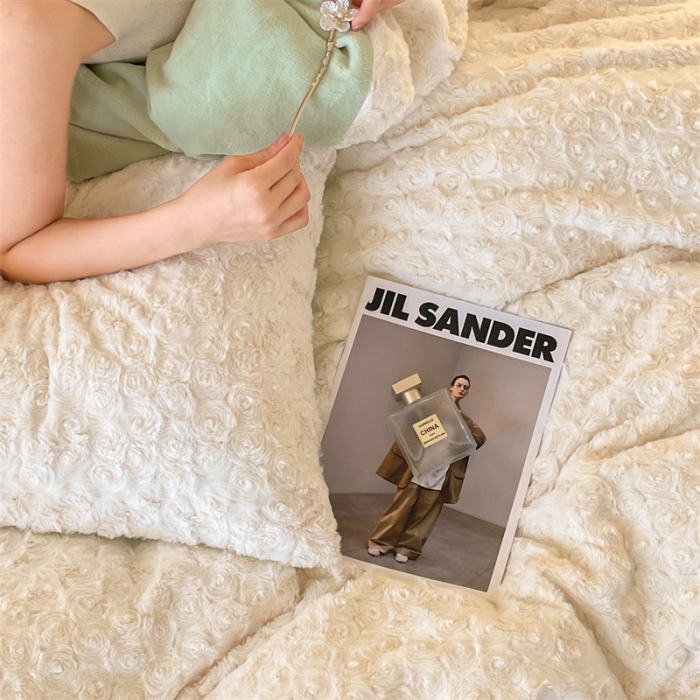 91家纺网 家纺一手货源 找家纺 蓝米卡夫 2024秋冬A类獭兔毛400克加厚法式玫瑰绒 法式-白玫瑰