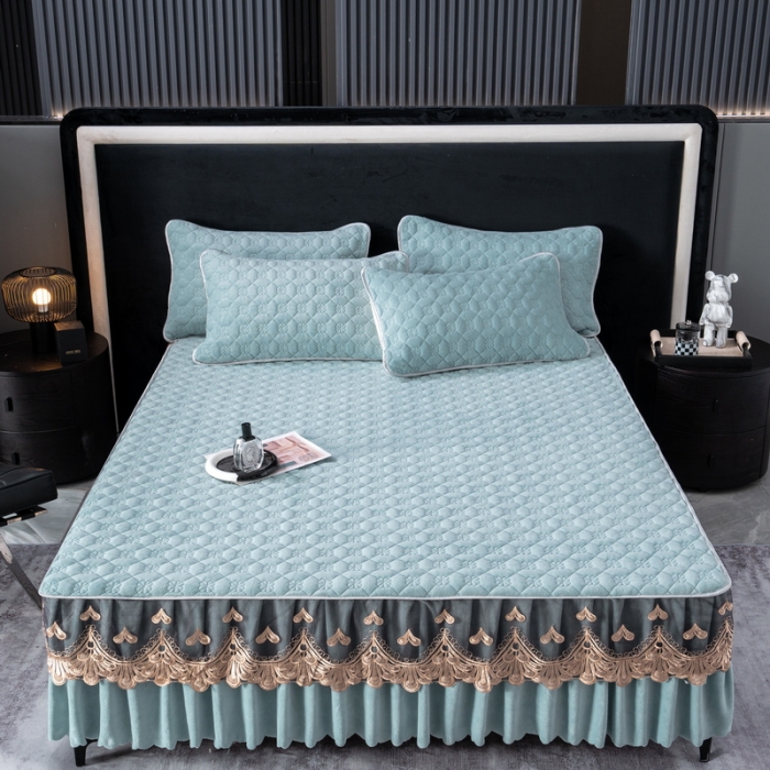 91家纺网 家纺一手货源 找家纺 布柔 2023新款加厚夹棉牛奶绒蕾丝床裙三件套 湖水绿