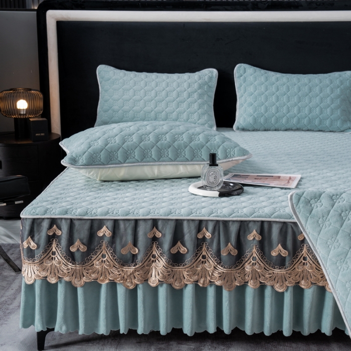 91家纺网 家纺一手货源 找家纺 布柔 2023新款加厚夹棉牛奶绒蕾丝床裙三件套 湖水绿