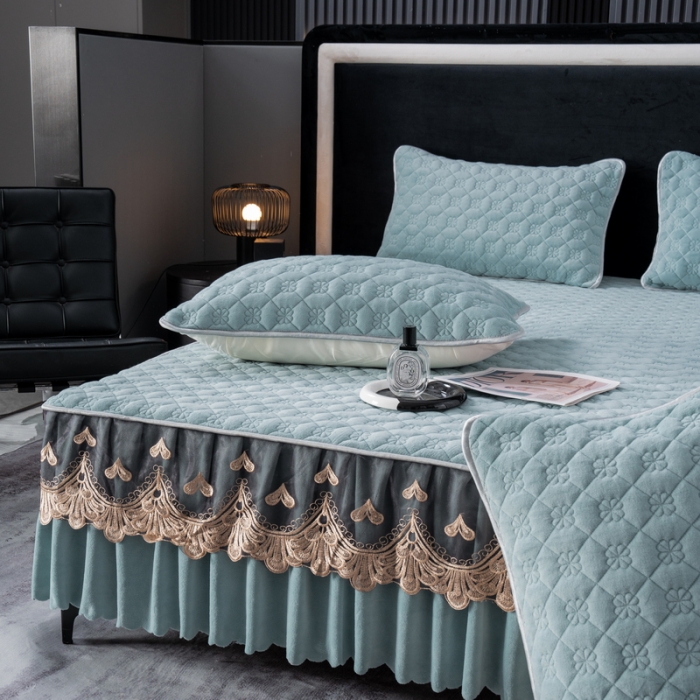 91家纺网 家纺一手货源 找家纺 布柔 2023新款加厚夹棉牛奶绒蕾丝床裙三件套 湖水绿