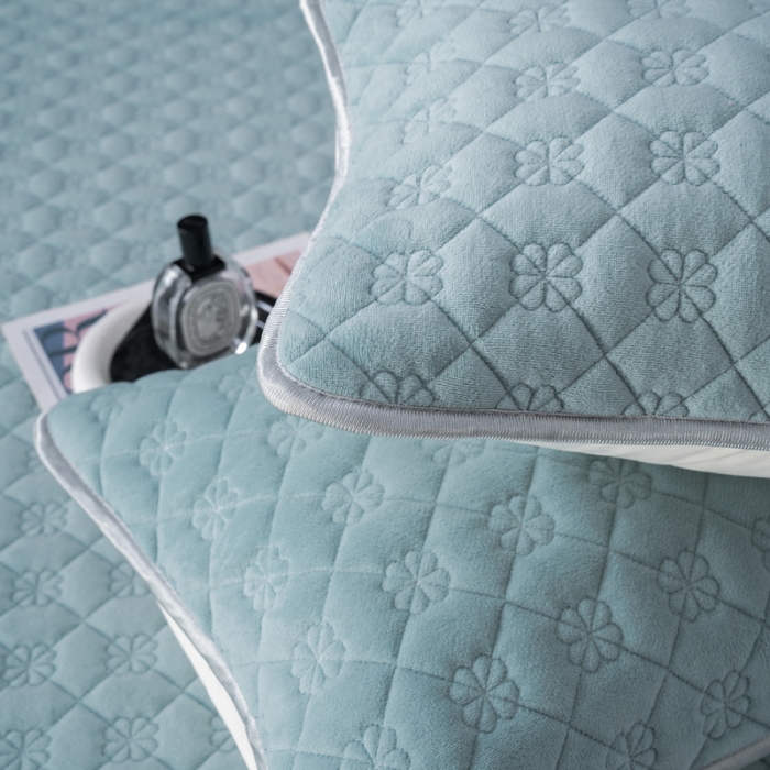 91家纺网 家纺一手货源 找家纺 布柔 2023新款加厚夹棉牛奶绒蕾丝床裙三件套 湖水绿