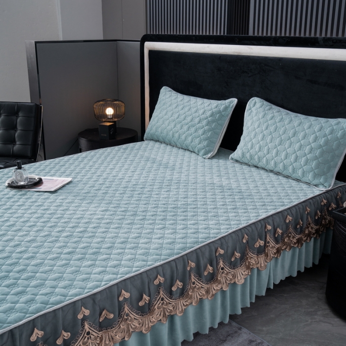 91家纺网 家纺一手货源 找家纺 布柔 2023新款加厚夹棉牛奶绒蕾丝床裙三件套 湖水绿