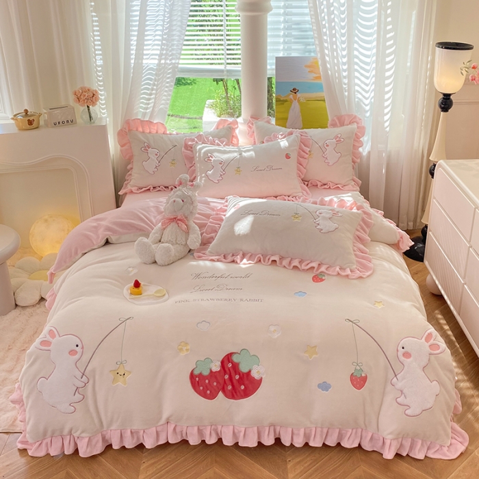 91家纺网 家纺一手货源 找家纺 欧冠 2023新款牛奶绒摘星兔贴布绣牛奶绒四件套 摘星兔-粉白