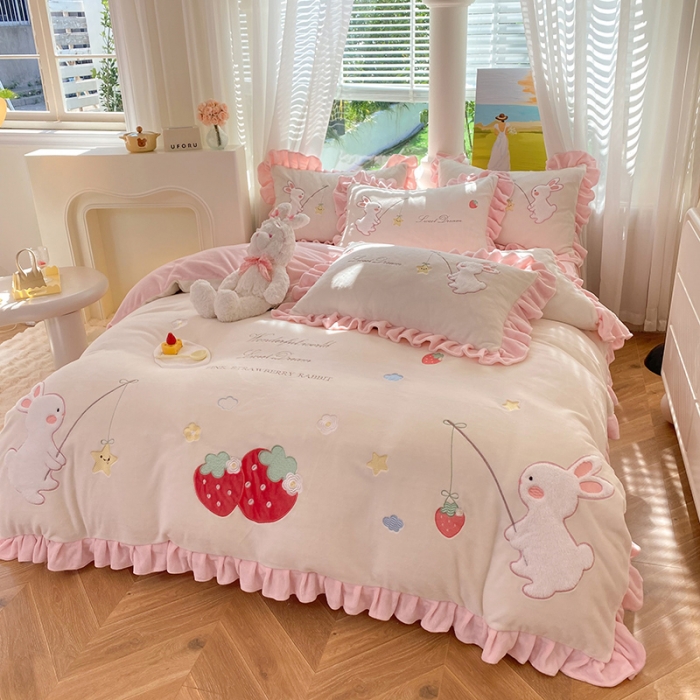 91家纺网 家纺一手货源 找家纺 欧冠 2023新款牛奶绒摘星兔贴布绣牛奶绒四件套 摘星兔-粉白