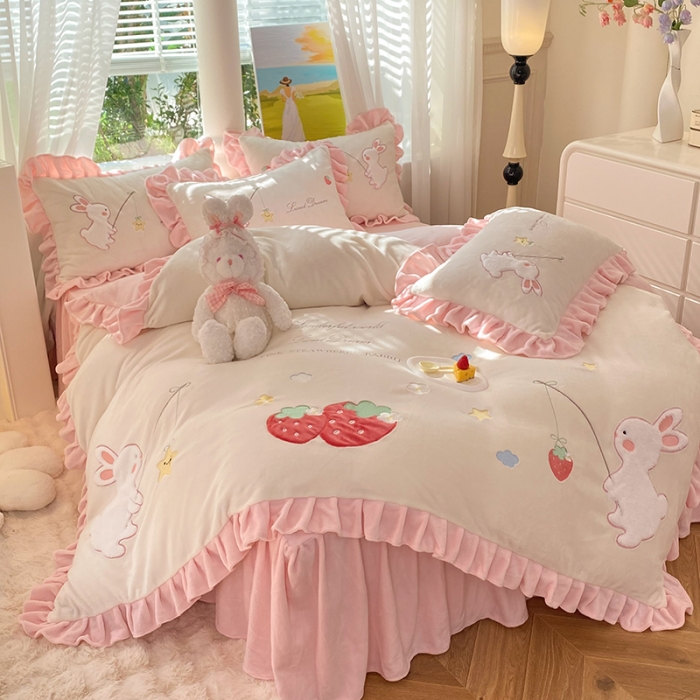 91家纺网 家纺一手货源 找家纺 欧冠 2023新款牛奶绒摘星兔贴布绣牛奶绒四件套 摘星兔-粉白