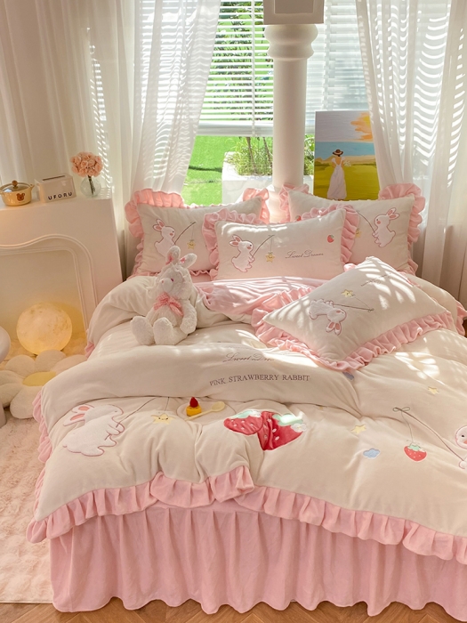 91家纺网 家纺一手货源 找家纺 欧冠 2023新款牛奶绒摘星兔贴布绣牛奶绒四件套 摘星兔-粉白