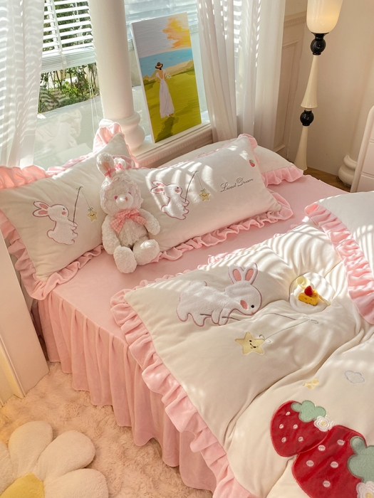 91家纺网 家纺一手货源 找家纺 欧冠 2023新款牛奶绒摘星兔贴布绣牛奶绒四件套 摘星兔-粉白