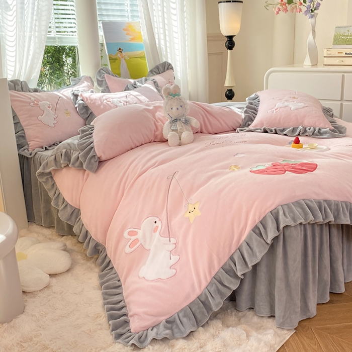 91家纺网 家纺一手货源 找家纺 欧冠 2023新款牛奶绒摘星兔贴布绣牛奶绒四件套 摘星兔-粉灰