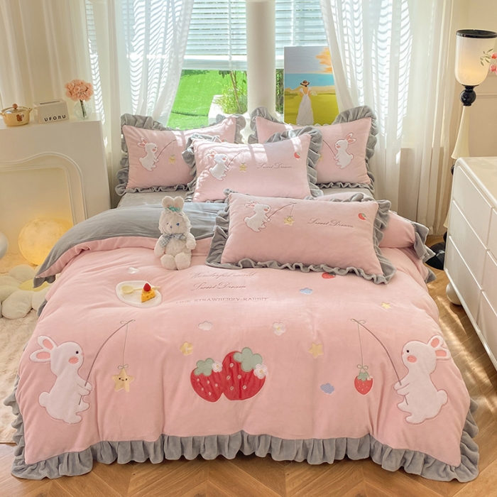 91家纺网 家纺一手货源 找家纺 欧冠 2023新款牛奶绒摘星兔贴布绣牛奶绒四件套 摘星兔-粉灰